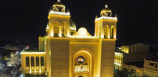 MITUR: Extranjeros muestran mayor participación en tradiciones religiosas realizadas en Centro Histórico de San Salvador Centro Histórico de San Salvador, durante conmemoración del Viernes Santo (18.04.2025)