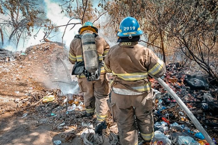 Cuerpo de Bomberos atiende un reporte de incendio en un basurero. Imagen de referencia. Foto: Cortesía.