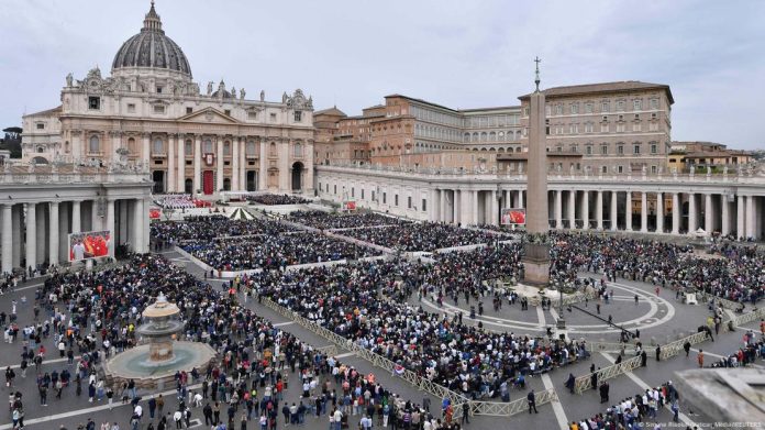 Fieles y seguidores se reúnen cuando el papa Francisco aparece inesperadamente durante la misa del Domingo de Ramos en la plaza de San Pedro, en el Vaticano (13.04.2025) Foto: Cortesía.