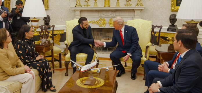 Presidentes Nayib Bukele y Donald Trump, durante una reunión en la Casa Blanca (14.04.2025) Foto: Cortesía.