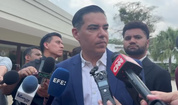 Congresista de EE.UU., Robert Garcia.