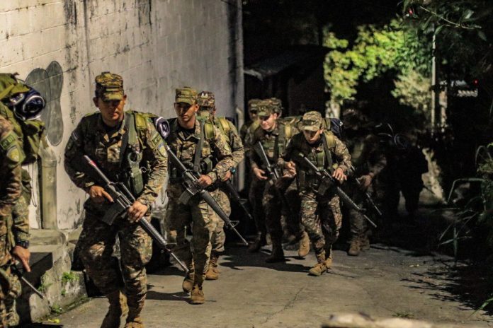 Soldados de la Fuerza Armada.