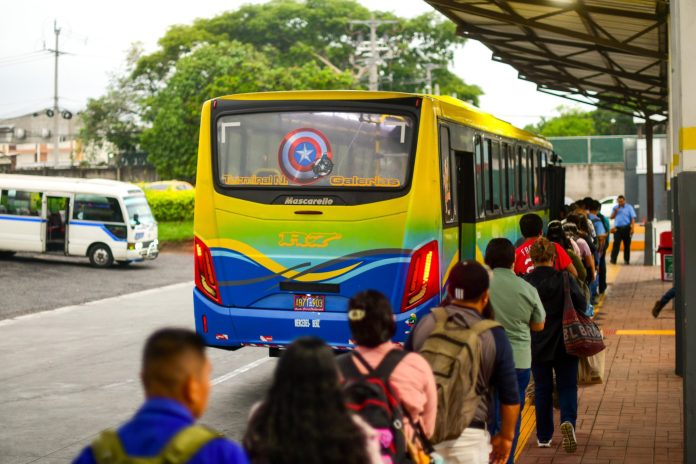 Autobuses, transporte colectivo, transporte público. Terminal Amanecer.