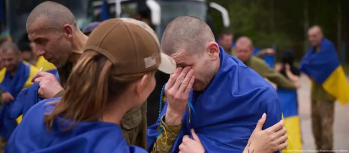 El grupo de prisioneros ucranianos fue recibido por familiares y amigos. Foto: Cortesía.