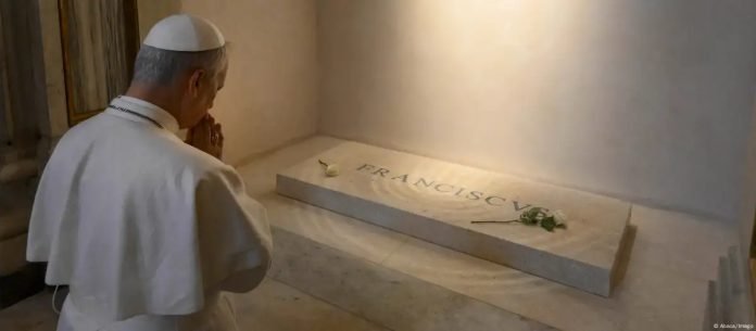 El papa León XIV reza frente a la tumba de Francisco en la basílica Santa María la Mayor. Foto: Cortesía.