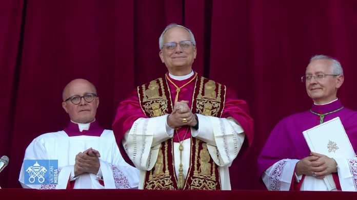 Nuevo Papa elegido Robert Francis Prevost toma el pontificado como León XIV