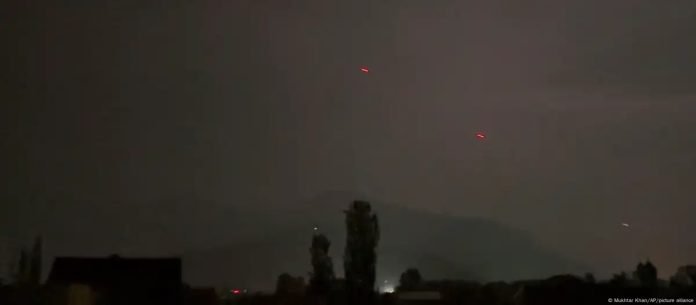 Proyectiles rojos sobre Srinagar, en la Cachemira controlada por la India. Foto: Cortesía.