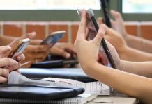 Menos pantallas, más aprendizaje: así cambió la educación en Países Bajos tras dos años de limitar celulares