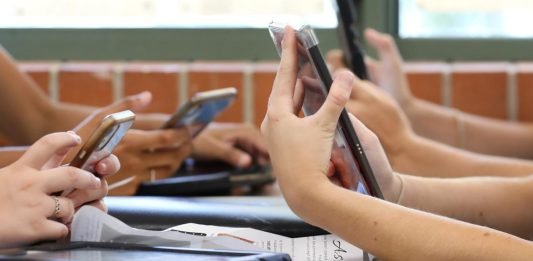 Menos pantallas, más aprendizaje: así cambió la educación en Países Bajos tras dos años de limitar celulares