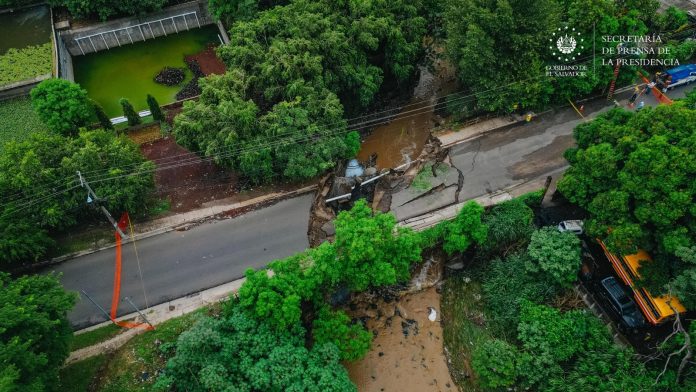 Las lluvias asociadas a la Tormenta Tropical Erick provocaron el colapso del puente en Villa Lourdes, Colón (17.06.2025)