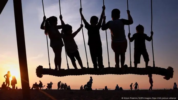Según un estudio, los niños de entornos más desfavorecidos son más propensos a sufrir desventajas biológicas, como envejecimiento más acelerado. Imagen de referencia. Foto: Cortesía.