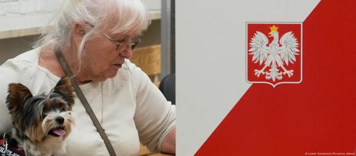Una mujer se prepara para votar en Varsovia (01.06.2025). Foto: Cortesía.