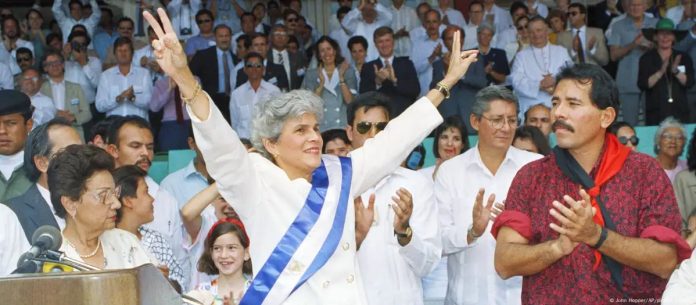 Violeta Barrios de Chamorro, expresidente de Nicaragua, cuando fue electa como mandataria del país centroamericano en abril de 1990.