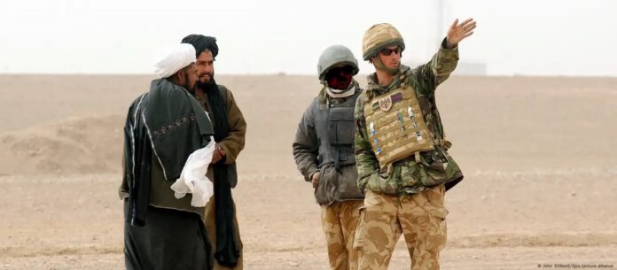 Imagen de archivo. Dos afganos conversan con soldados británicos, uno de ellos el príncipe Harry, en la provincia de Helmand. Foto: Cortesía.