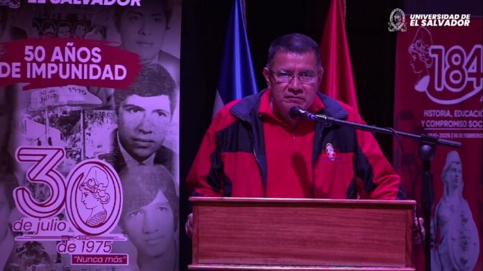Juan Rosa Quintanilla, rector de la UES, durante el acto conmemorativo del 50 aniversario de la masacre del 30 de julio de 1975. Foto: Cortesía.