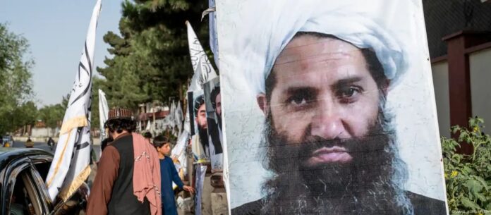 La fotografía de Hibatullah Akhundzada, líder supremo de los talibanes, en carteles desplegados en Kabul en una imagen de archivo. Foto: Cortesía.