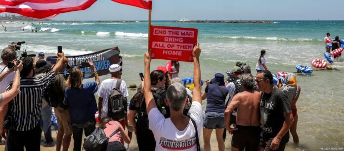 Manifestación de familiares de los rehenes frente a la embajada estadounidense en Tel Aviv con motivo del 4 de julio. Foto: Cortesía.