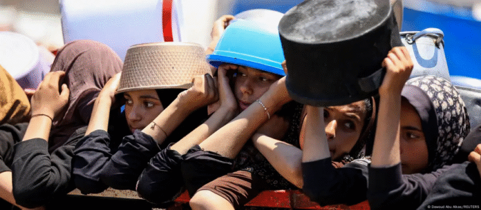 Palestinos esperan para recibir alimentos por parte de una cocina benéfica, en medio de una crisis de hambre en Gaza (27.07.2025) Imagen de referencia. Foto: Cortesía.