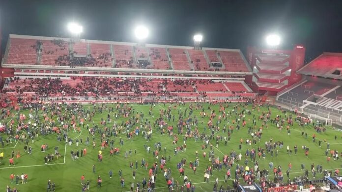 La gente de independiente entró a la cancha a resguardarse. Foto cortesía: Un aficionado desde la grada