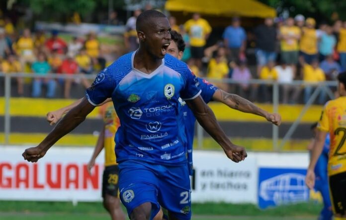 Dany Cetré Dany Cetré, jugador ecuatoriano, celebrando el tanto que abrió el marcador. Foto cortesía: Fuerte San Francisco.