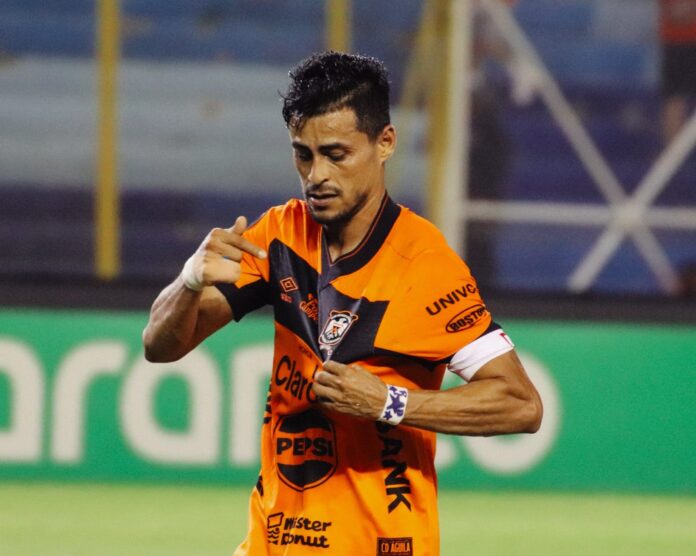 Darwin Cerén, capitán de Águila, se señala el escudo luego de anotar gol. Foto cortesía: CD Águila