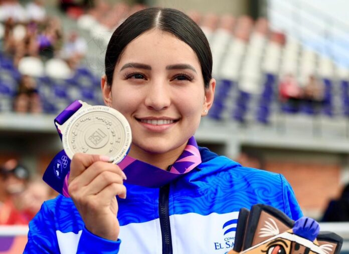 Ivonne Nóchez Ivonne Nóchez posa con su medalla de plata. Foto cortesía: INDES