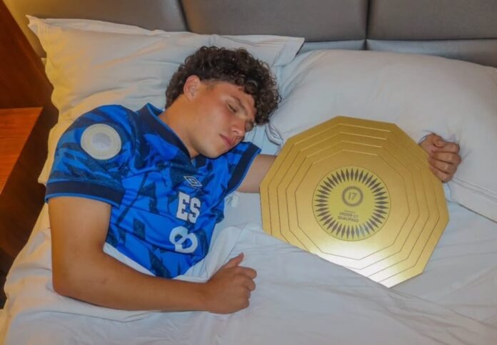 Rafael Inojosa con el trofeo de clasificación al Mundial Sub-17. Foto cortesía: FESFUT