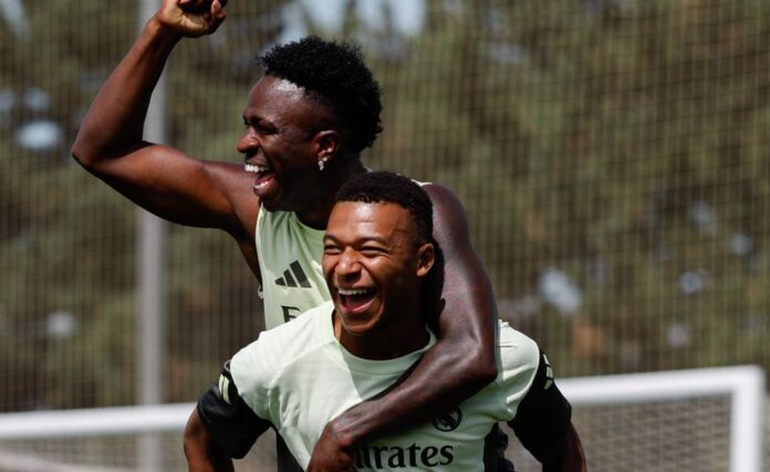 Vinicius y Mbappé Mbappé y Vinicius en un entrenamiento de cara al compromiso liguero. Foto cortesía: Real Madrid.