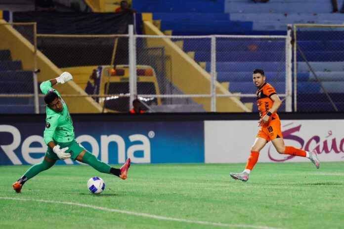 La definición del paraguayo Mauro Caballero frente a Cesar Melara, para marcar el primer tanto de los migueleños. Foto cortesía: CD Águila.