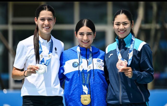 Ivonne Nóchez con Haila Brunet de Francia y Dalia Soberanis de Guatemala que le acompañaron en el podio de 100 metros carriles. Foto cortesía: INDES Ivonne Nóchez con Haila Brunet de Francia y Dalia Soberanis de Guatemala que le acompañaron en el podio de 100 metros carriles. Foto cortesía: INDES