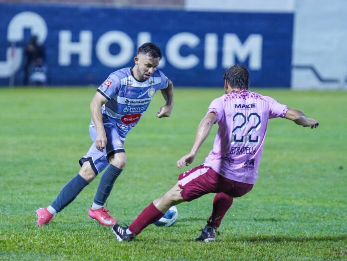 Metapanecos y tecleños no pudieron sacarse diferencias en el Estadio Jorge "Calero" Suárez. Foto cortesía: AD Metapán.