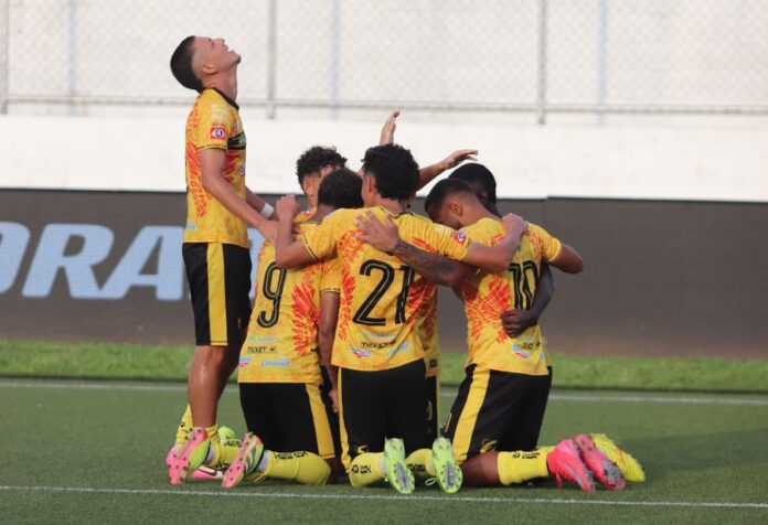 Platense celebrando un gol en el partido con Inter FA, donde dejaron escapar la victoria. Foto cortesía: CD Platense