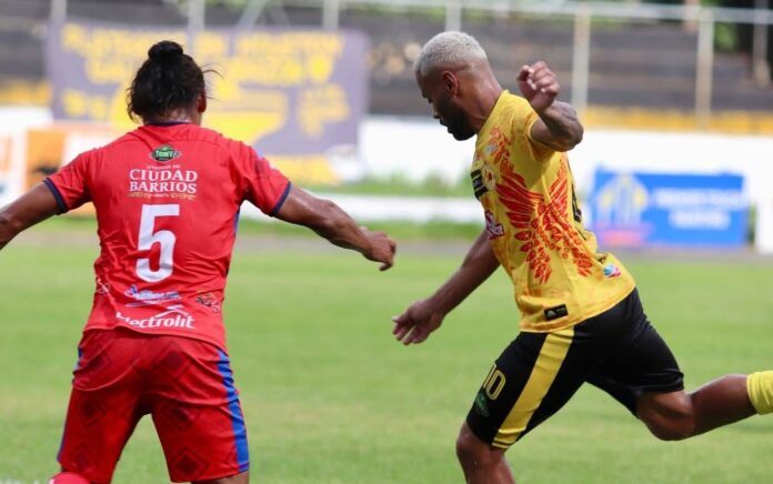 Víctor Landázuri, delantero "Gallero", intentando anotar en el arco "Cafetero". Foto cortesía: CD Platense
