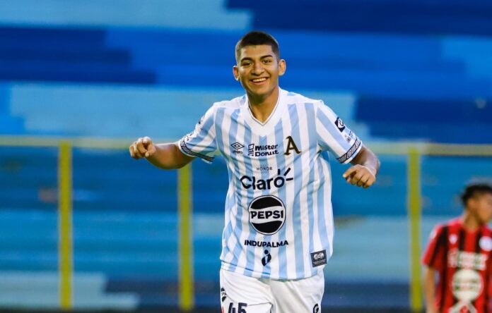 Luis Tobar, juvenil de Alianza, en el último partido de liga de los 'Albos'. Foto cortesía: Alianza FC
