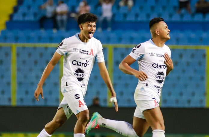 Guardado y el capitán aliancista, Henry Romero, celebrando el segundo gol del encuentro. Foto cortesía: Alianza FC. Guardado y el capitán aliancista, Henry Romero, celebrando el segundo gol del encuentro. Foto cortesía: Alianza FC.