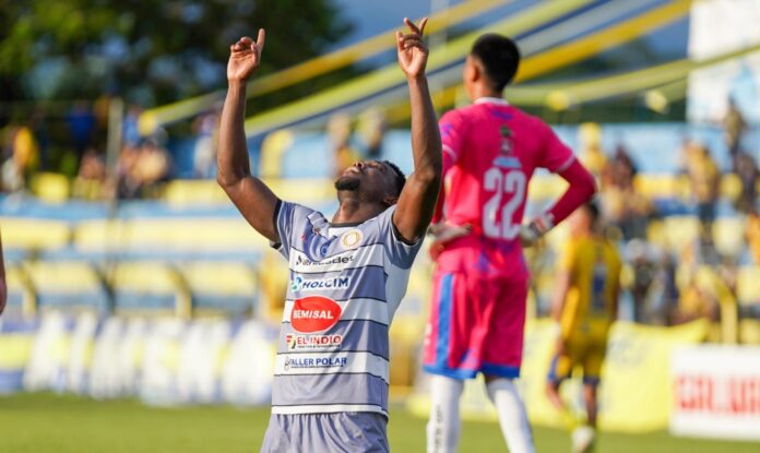 Jhonatan Urrutia celebrando su anotación desde el punto penal. Foto cortesía: ADI Metapán.