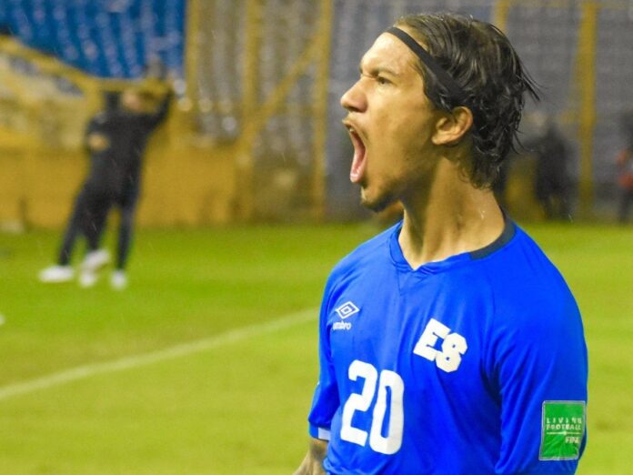 Enrico Dueñas celebrando un tanto con la selección. Foto cortesía: FESFUT