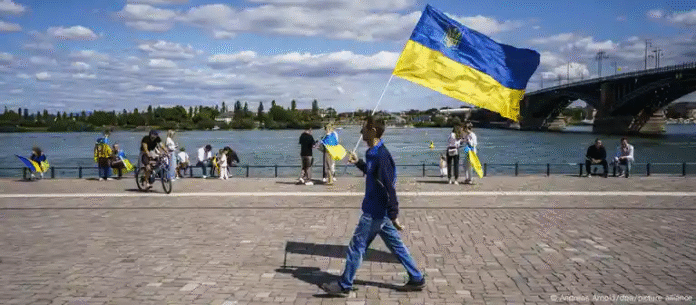 Un hombre con la bandera de Ucrania celebra la independencia de ese país. Imagen de referencia. Foto: Cortesía. Un hombre con la bandera de Ucrania celebra la independencia de ese país. Imagen de referencia. Foto: Cortesía.
