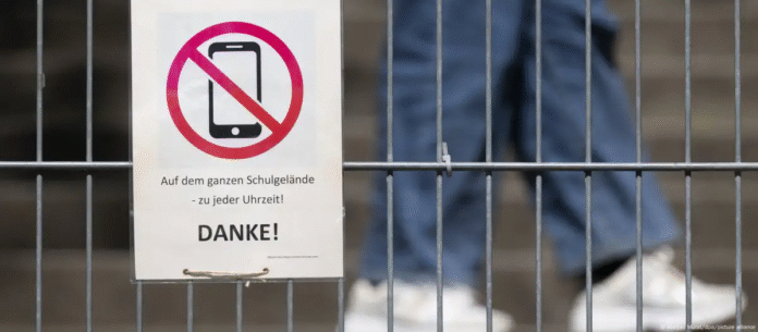 Un cartel en una escuela de Alemania con el símbolo de prohibición de prohibición del móvil en todo el establecimiento. Imagen de referencia. Foto: Cortesía.