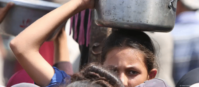 Una niña palestina espera para recibir ayuda alimentanria en Jan Yunis. Imagen de referencia. Foto: Cortesía.
