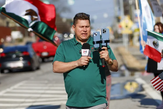 El periodista salvadoreño Mario Guevara, durante una protesta en Buford Highway, Georgia, el sábado 1 de febrero de 2025. El periodista salvadoreño Mario Guevara, durante una protesta en Buford Highway, Georgia, el sábado 1 de febrero de 2025.