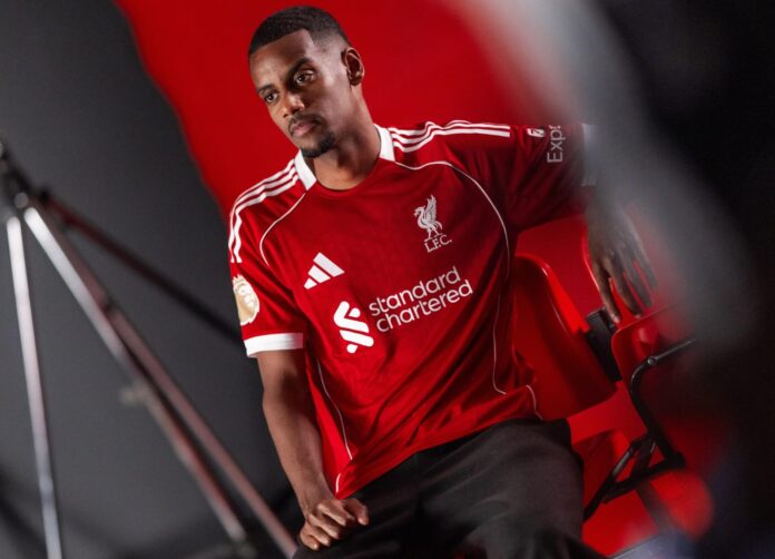 El delantero sueco ya posa con los colores de los "Reds". Foto cortesía: Liverpool FC.