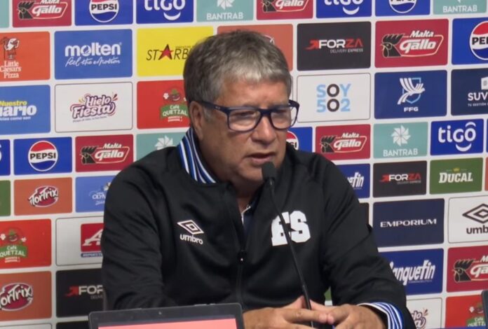 Bolillo Guatemala Hernán Darío Gómez respondió en rueda de prensa a medios nacionales e internacionales. Foto cortesía: FESFUT