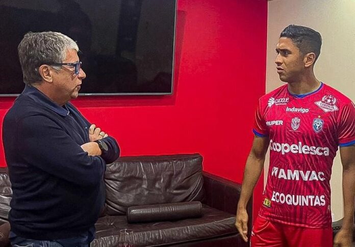 Hernán Darío Gómez junto a Christian Martínez, que ahora forma parte de la convocatoria. Foto cortesía: La Selecta.