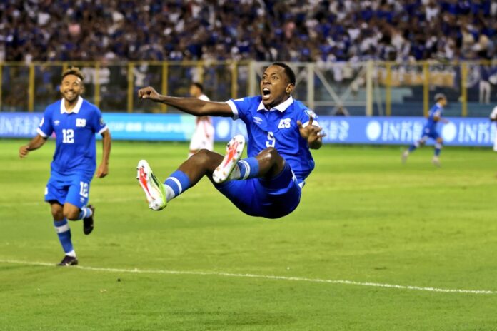 Brayan Gil celebrando el gol de El Salvador en el último partido ante los sudamericanos. Foto cortesía: La Selecta
