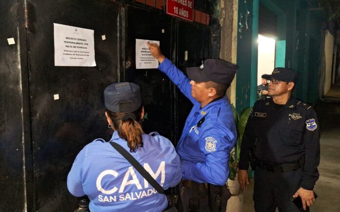 CAM de San Salvador Centro. Cierre de negocios por falta de permisos para funcionamiento.