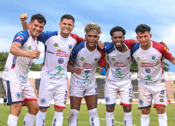 Los jugadores 'Cafereros' celebrando en su victoria de visita. Foto cortesía: CD Cacahuatique.