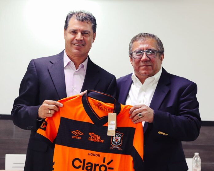 Rigoberto Ortiz, presidente aguilucho, junto a Juan Carlos Chávez, su nuevo entrenador. Foto cortesía: CD Águila.