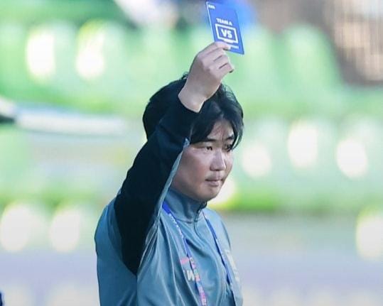 Corea tarjeta verde El entrenador coreano utiliza su tarjeta para pedir una revisión. Foto cortesía: ESPN.