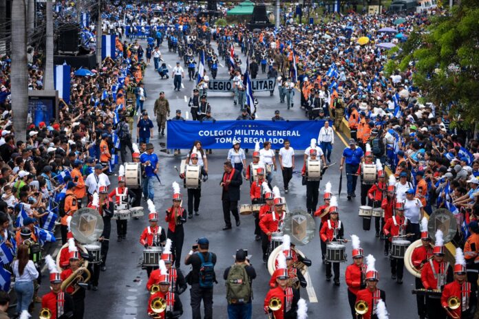 Desfile por el Día de la Independencia en El Salvador.